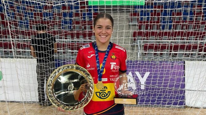 Marta Regordán posa con dos trofeos tras un torneo con la selección española.