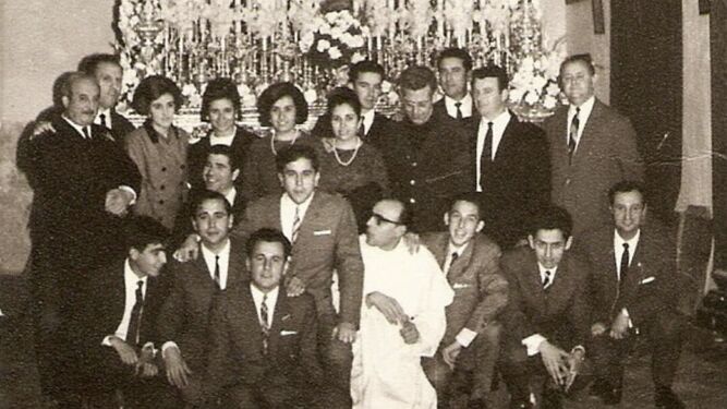 Pie de foto: Grupo de cofrades del Huerto, en 1969, entre los que se encuentra el histórico mayordomo José Sánchez Caballero.