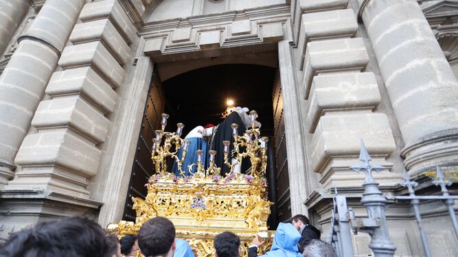 El misterio de la Exaltación, entrando en la Iglesia de Santo Domingo.