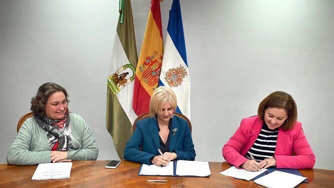 De la Cuadra, García-Pleayo y Vilches, durante la firma del convenio en el Ayuntamiento de Jerez