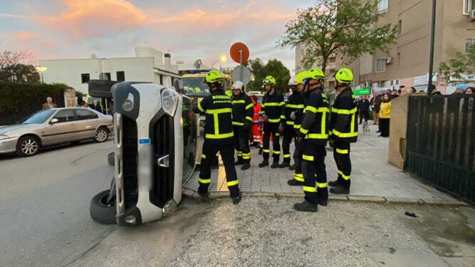 Los bomberos de Jerez, durante las maniobras para voltear el vehículo.