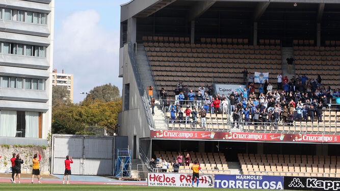 Aficionados del Xerez CD apoyan desde Fondo Norte a su equipo en un entrenamiento en 2013.