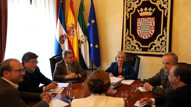 Un momento del encuentro con responsables del Colegio Montaigne de Jerez.