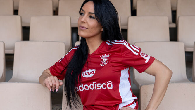 Cristina Valderrama, psicóloga del primer equipo, posa con la nueva camiseta xerecista.