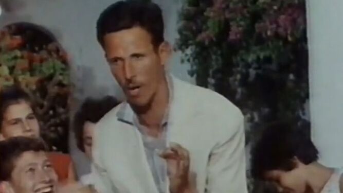 Juanito de Tarifa en un fotograma de la película de Manuel Summers 'La niña de luto'