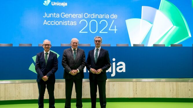 Isidro Rubiales, CEO de Unicaja; Manuel Azuaga, presidente saliente del banco, y José Sevilla, nuevo presidente no ejecutivo.