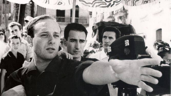 El cinesta Manuel Summers en el rodaje de 'La niña de luto0' en La Palma del Condado en 1964