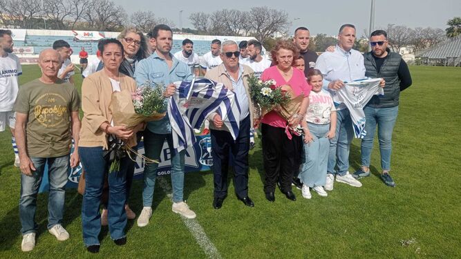 El Jerez Industrial homenajeó a la familia del recientemente fallecido Jesús Rodríguez, expresidente del club.