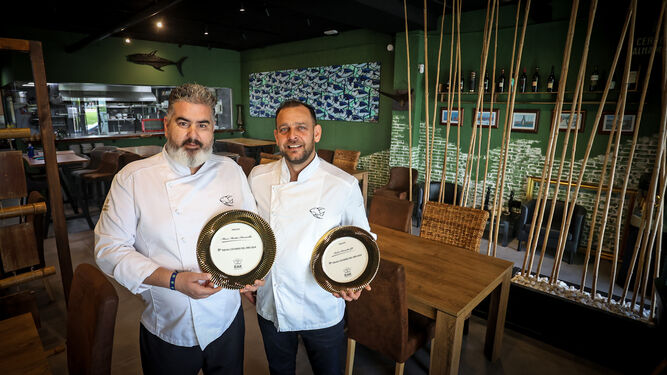 Rubén Dorantes y Mario Montero, de Ultimatún en Jerez, con sus premios del concurso Cocinero del Año.
