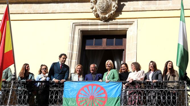 La bandera del pueblo gitano en el Ayuntamiento de Jerez