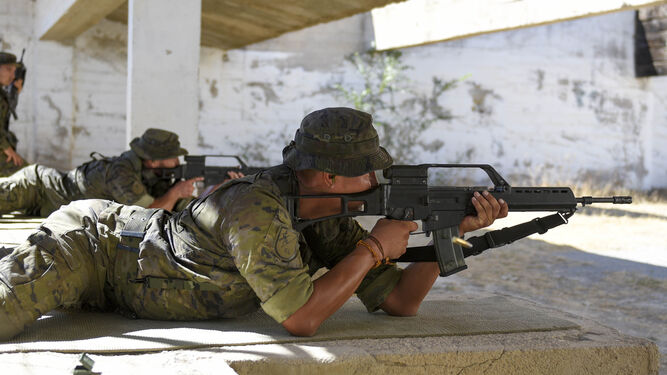 Varios soldados realizando prácticas de tiro.