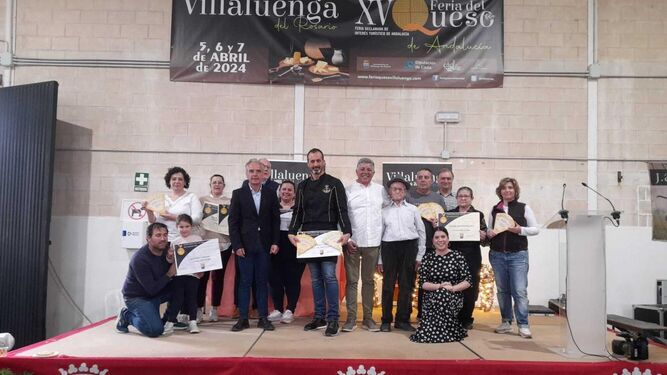 El alcalde de Villaluenga, Alfonso Moscoso, con los premiados.