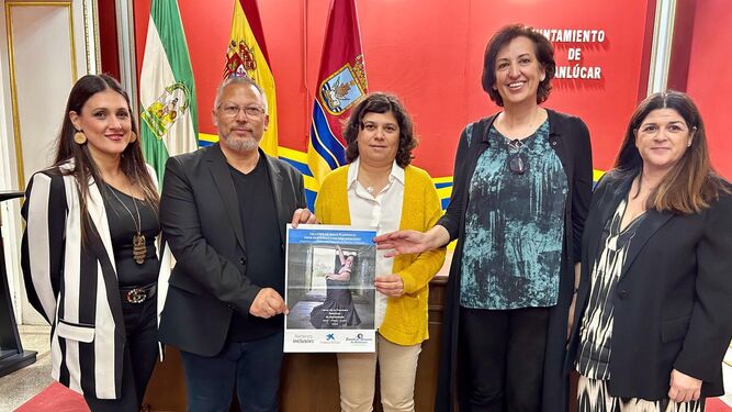 La alcaldesa muestra el cartel de los talleres de flamenco para personas con diversidad funcional.