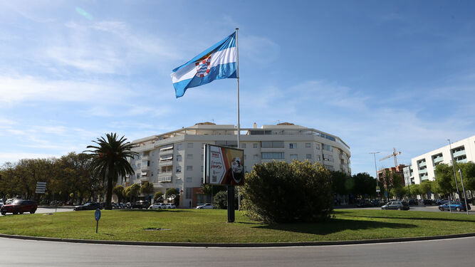 La bandera gigante de Jerez ya ondea en La Granja.