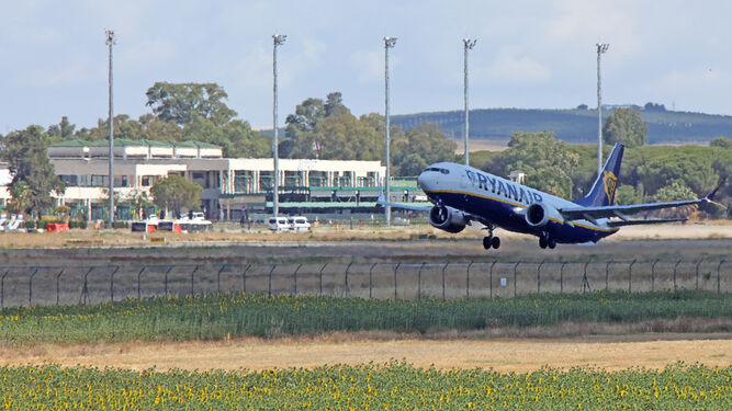 Un avión de Ryanair despegando del Aeropuerto de Jerez.
