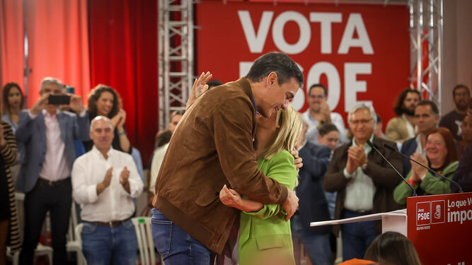 Abrazo entre Pedro y Mamen Sánchez en un mitin en la campaña de las últimas municipales.