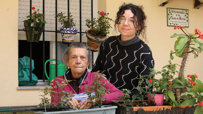 Rosa Moneo, 'la del delantal' y su nieta Claudia GR Moneo.