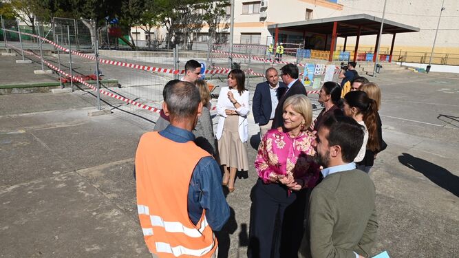 La alcaldesa visita el colegio Las Granjas de Jerez en el inicio de las obras.