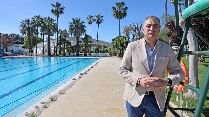 El presidente del Club, Manuel Ángel Pérez Orellana, días atrás en la zona de las piscinas.
