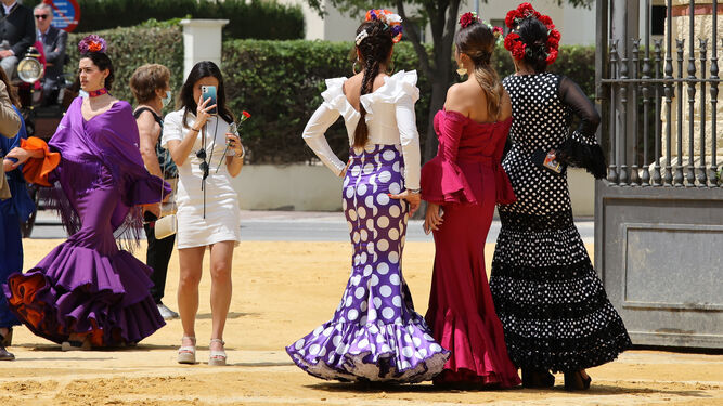 LTrajes de flamenca en la pasada Feria del Caballo.