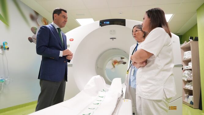 Juanma Moreno en su visita al PET-TAC del hospital Juan Ramón Jiménez de Huelva.
