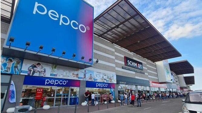 Colas en la apertura el pasado mes de junio de una nueva tienda en Jerez de una cadena minorista.