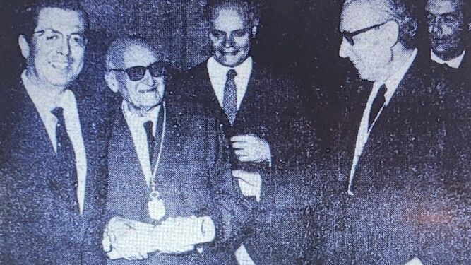 Manuel Barbadillo, entre José Juan Arcas y Valentín Gavala, el día de su ingreso en la Academia de San Dionisio.