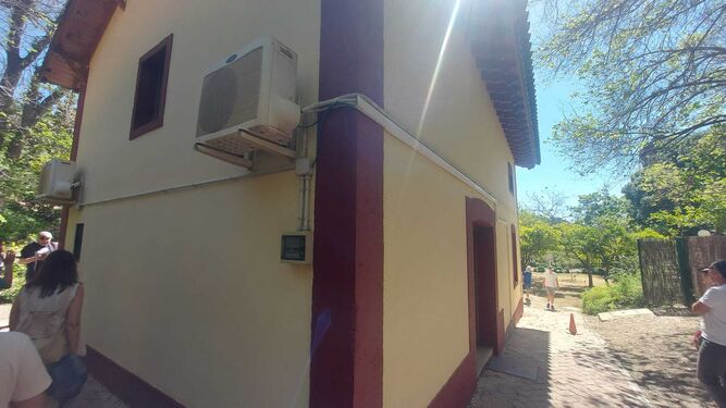 Máquinas de aire acondicionado y canaletas sobre un edificio protegido en el Jardín Botánico de la Concepción
