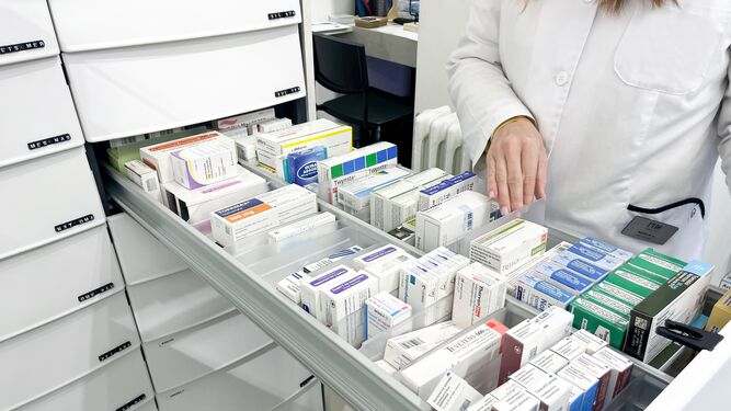 Medicamentos en una farmacia, en una foto de archivo.