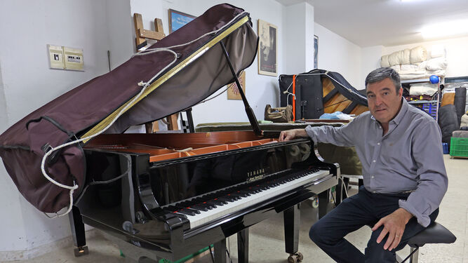 Pepe Sánchez, con uno de sus pianos.