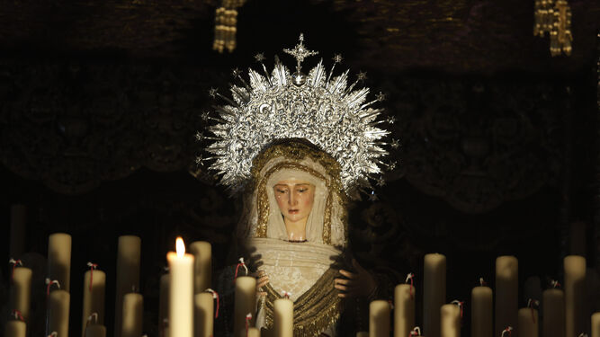 Santa María de Paz y Concordia de la hermandad de la Sagrada Cena con ráfaga en su paso de palio.