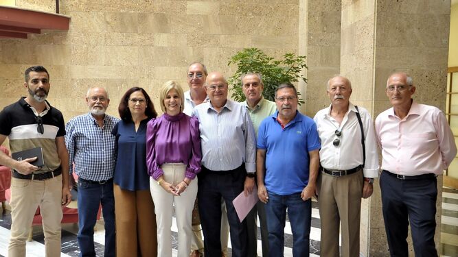 La alcaldesa, con integrantes de la federación de vecinos Solidaridad, tras un reunión en junio del año pasado.