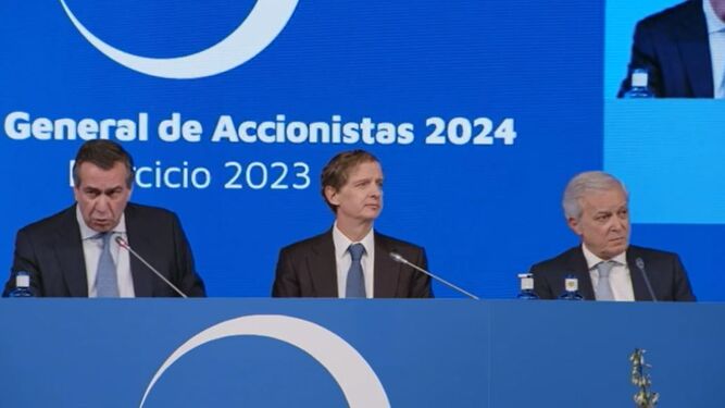 Bernardo Velázquez, Carlos Ortega Arias-Paz y Luis Gimeno Valledor, durante la junta de accionistas de Acerinox.