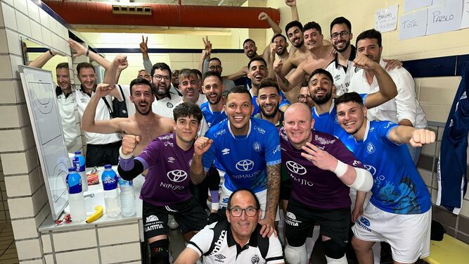 Técnicos y jugadores del Xerez Toyota celebran la goleada en Cádiz.