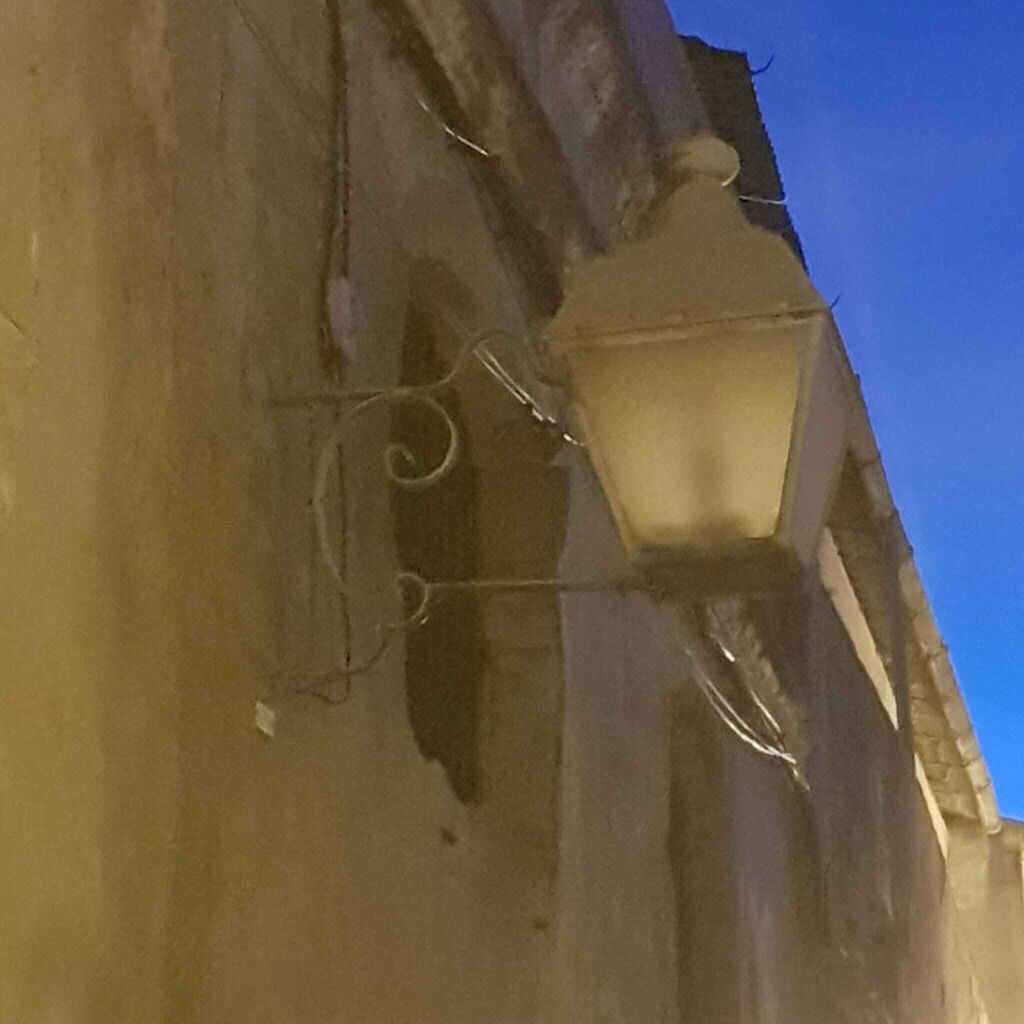 Denuncian que varias calles del centro de Jerez llevan meses sin luz