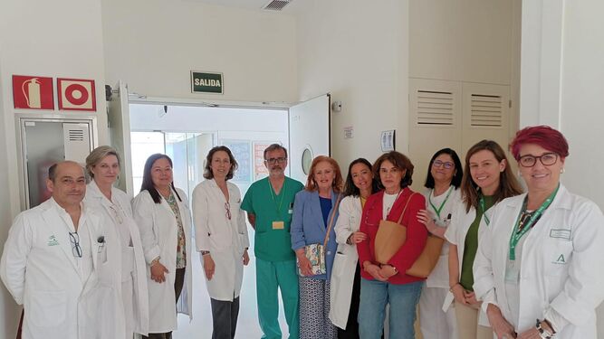 Miembros de las asociaciones de pacientes de enfermedades de Crohn y colitis ulcerosas (ACCU) con personal del Hospital de Jerez