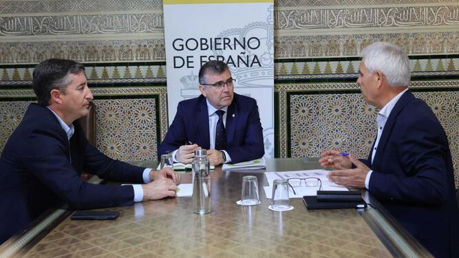 Gobierno y Cooperativas de Granada redactarán un plan para aumentar la mano de obra en el campo