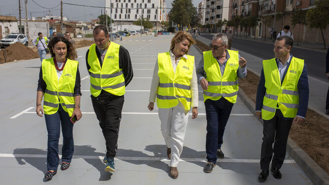 La alcaldesa de Huelva, Pilar Miranda, visita las obras en los nuevos aparcamientos de Las Colonias.