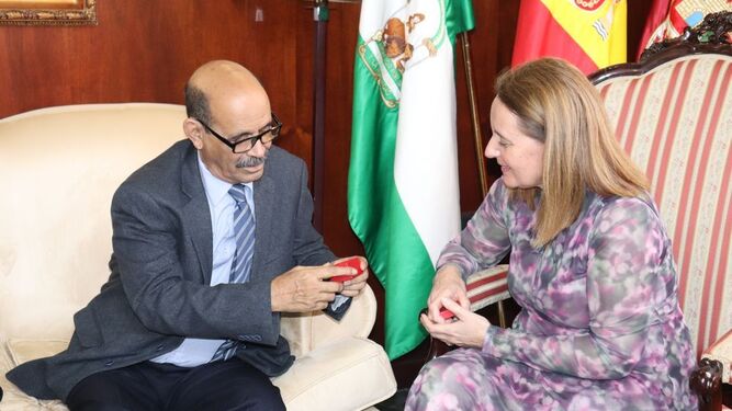 El ministro de Salud Pública saharaui, Salek Baba, y la alcaldesa de Puerto Real, Aurora Salvador