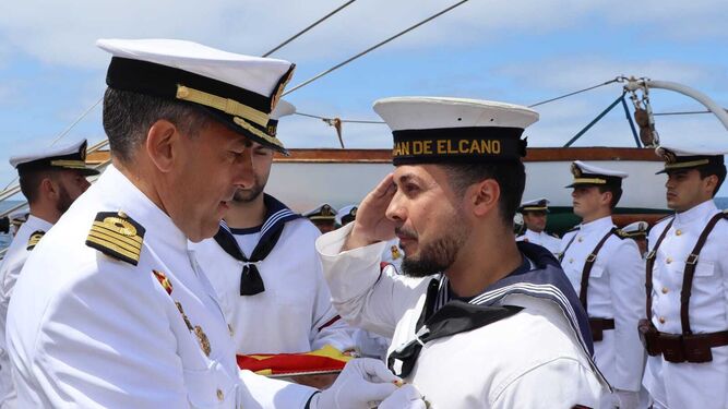 El comandante del Elcano entrega las condecoraciones a bordo del 'Juan Sebastián de Elcano'.