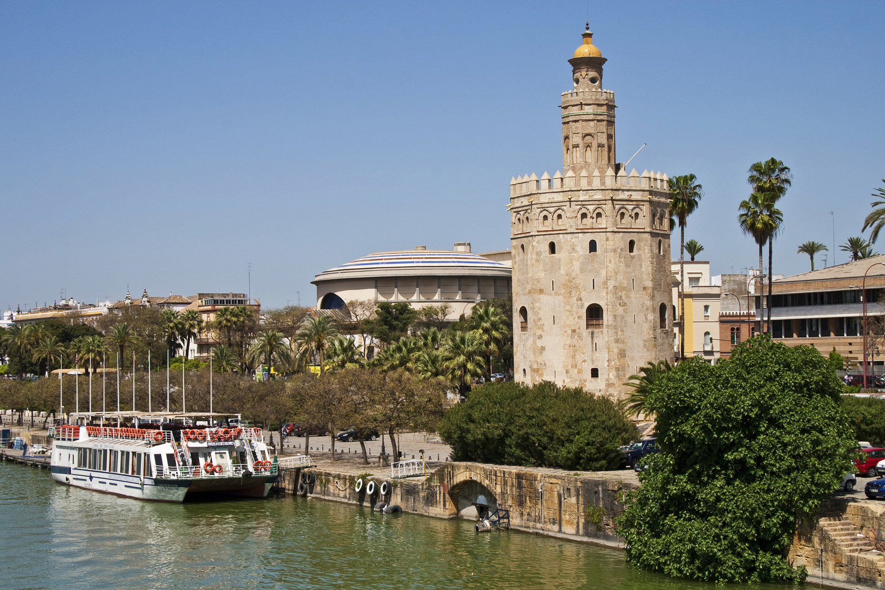 Torre del Oro, guardián fiel del Guadalquivir.